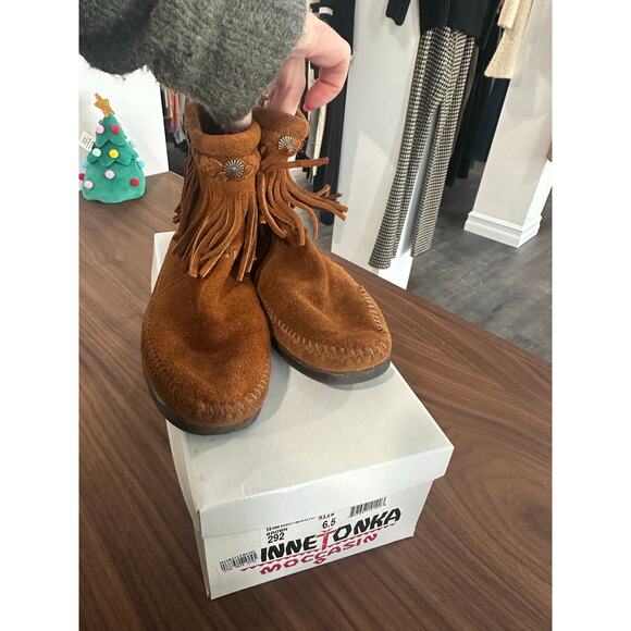 NIB Minnetonka High Top Back Zip Boot Size 6.5 - Picture 3 of 10